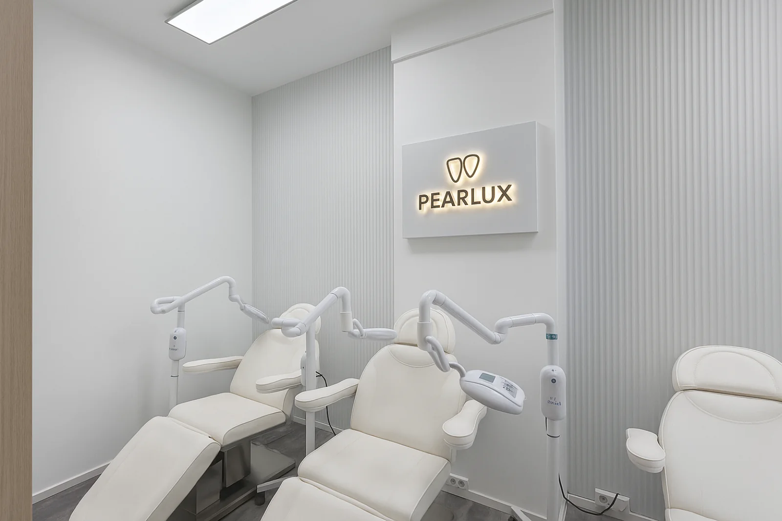 Pearlux-Studio Berlin — Behandlungsraum mit zwei Stühlen